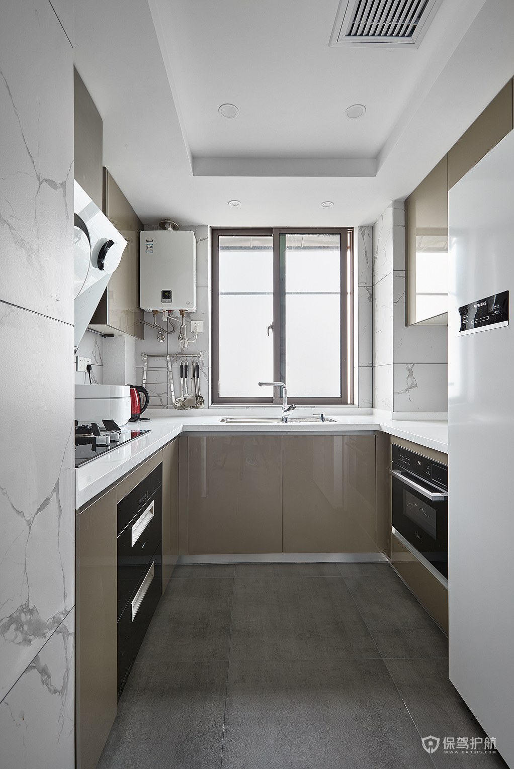 现代风三居室厨房橱柜装修效果图