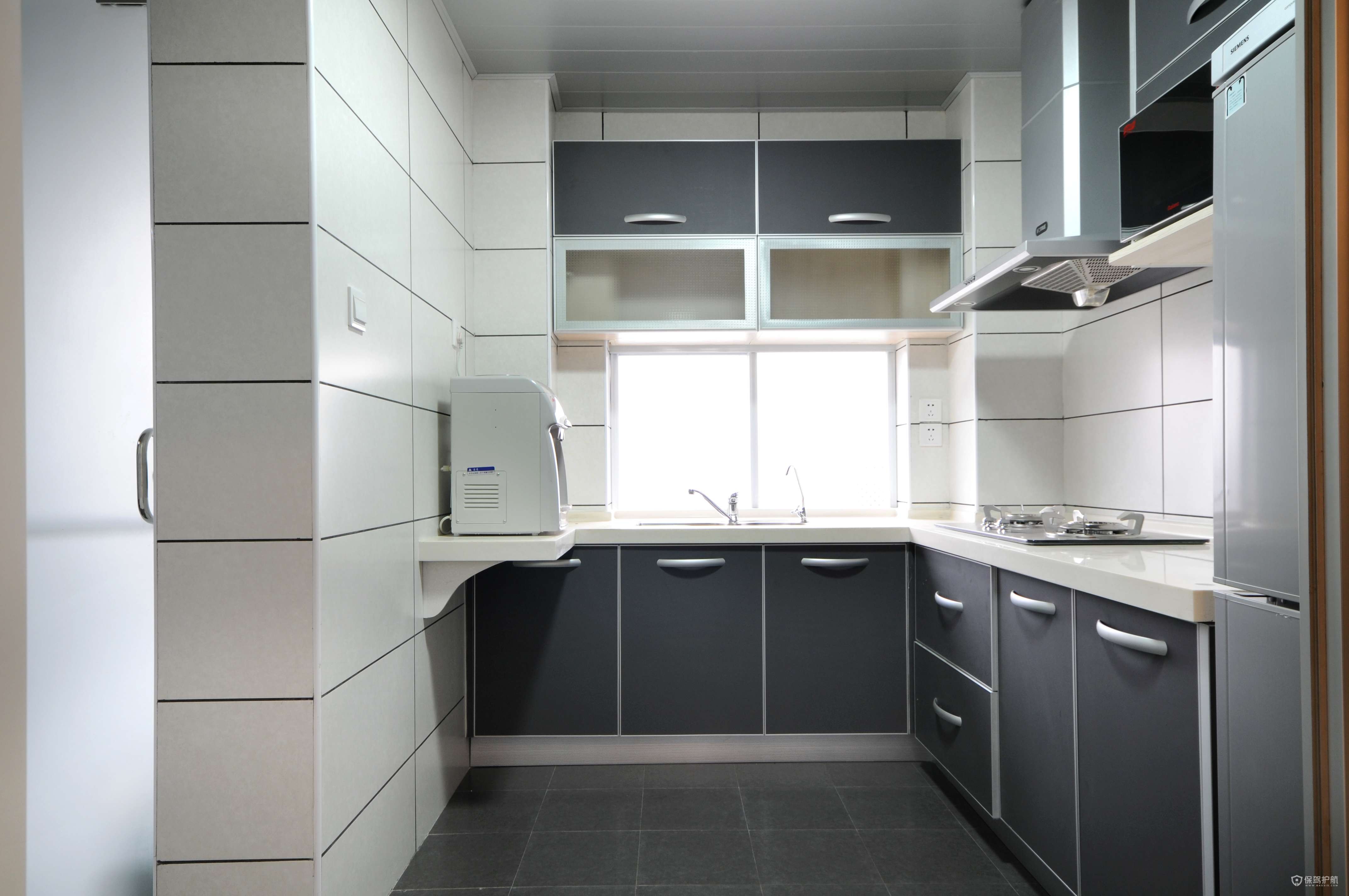 现代二居室厨房橱柜装修效果图
