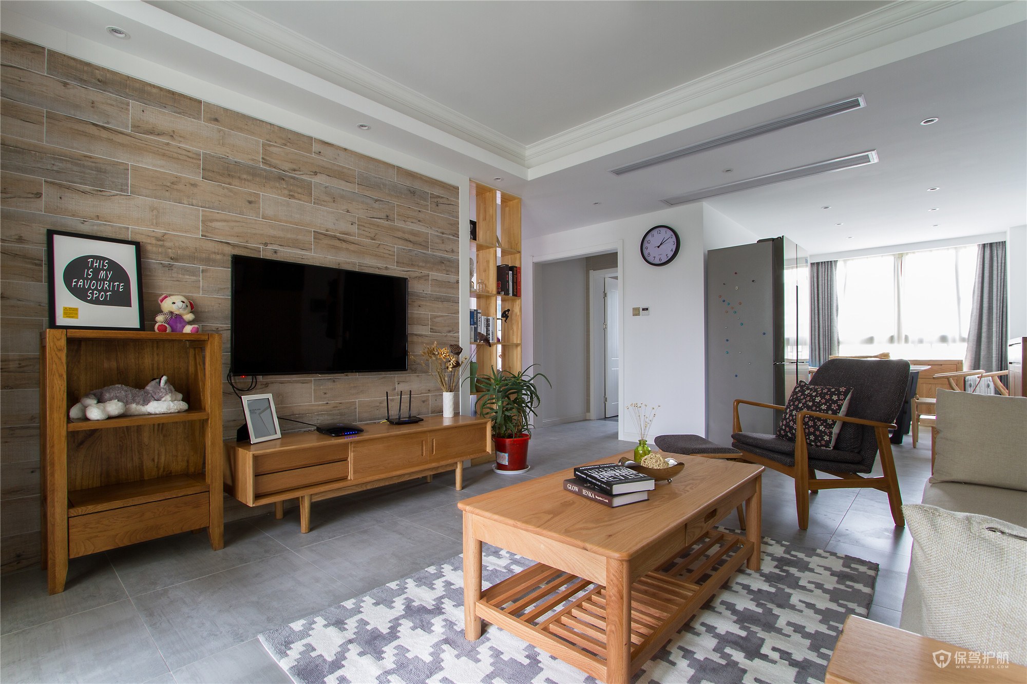 日式二居室客厅木质电视墙装修效果图
