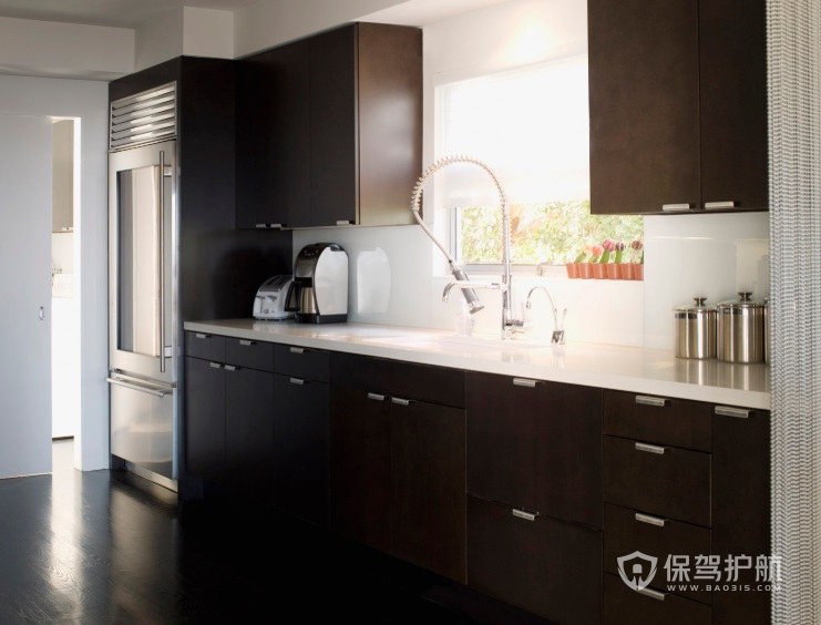 现代一字型黑白搭配厨房装修效果图