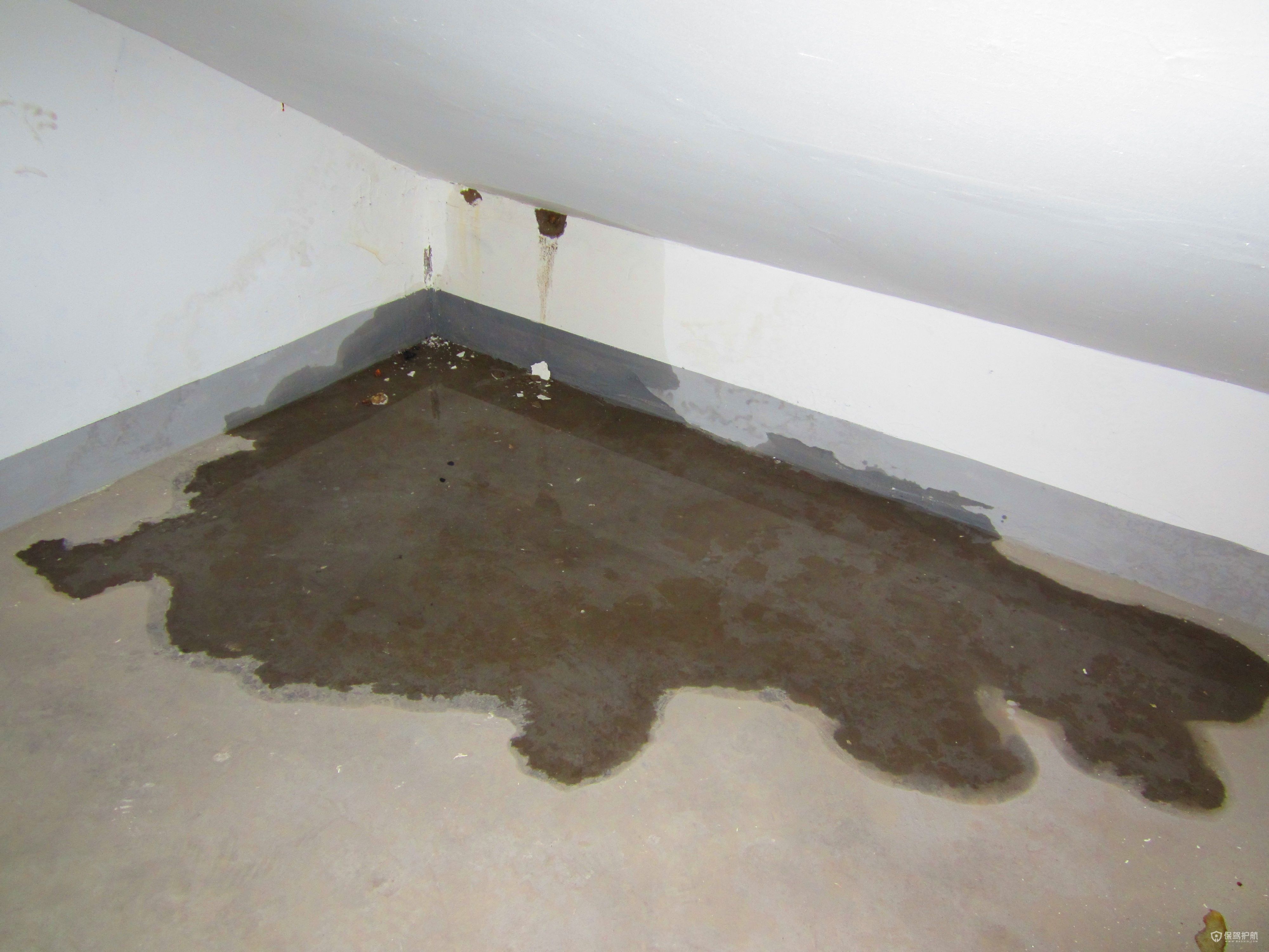 家里水管漏水照片图片
