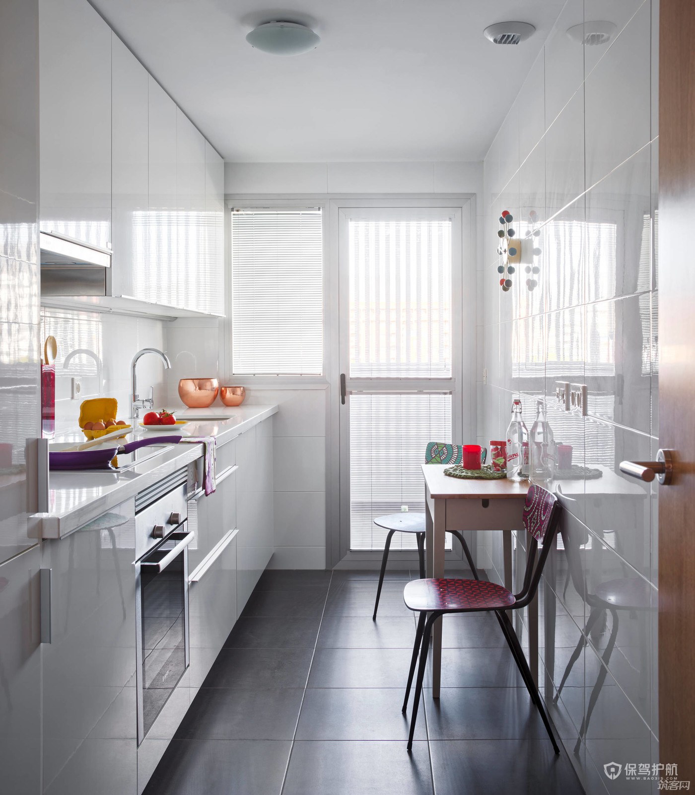 现代风格二居室厨房橱柜装修效果图